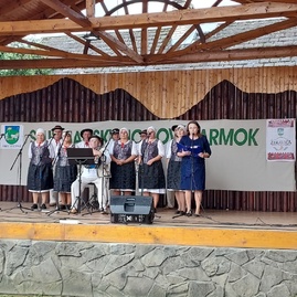 Zväčšiť fotografiu - V stupnom sa jarmočilo, v trenčianskych miticiach uvádzali novú knihu - 20220911_135133