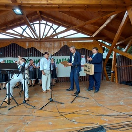 Zväčšiť fotografiu - V stupnom sa jarmočilo, v trenčianskych miticiach uvádzali novú knihu - 20220911_135423