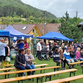 Zväčšiť fotografiu - V stupnom sa jarmočilo, v trenčianskych miticiach uvádzali novú knihu - 20220911_135849