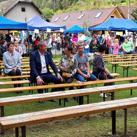 Zväčšiť fotografiu - V stupnom sa jarmočilo, v trenčianskych miticiach uvádzali novú knihu - 20220911_140241