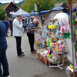 Zväčšiť fotografiu - V stupnom sa jarmočilo, v trenčianskych miticiach uvádzali novú knihu - 20220911_140603