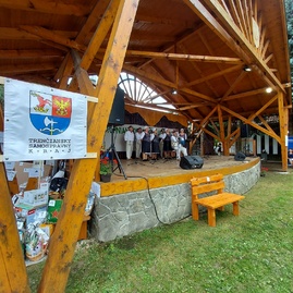 Zväčšiť fotografiu - V stupnom sa jarmočilo, v trenčianskych miticiach uvádzali novú knihu - 20220911_140840