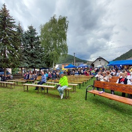 Zväčšiť fotografiu - V stupnom sa jarmočilo, v trenčianskych miticiach uvádzali novú knihu - 20220911_140900