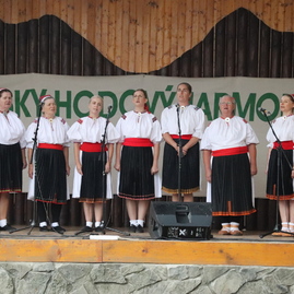 Zväčšiť fotografiu - V stupnom sa jarmočilo, v trenčianskych miticiach uvádzali novú knihu - IMG_3602