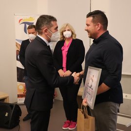 Zväčšiť fotografiu - V trenčianskej galérii ocenili najlepších v cestovnom ruchu za rok 2020 - IMG_3871