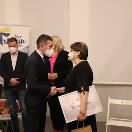 Zväčšiť fotografiu - V trenčianskej galérii ocenili najlepších v cestovnom ruchu za rok 2020 - IMG_3884