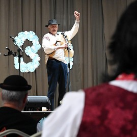 Zväčšiť fotografiu - V trenčianskom kraji si ctíme starších a spája nás láska k folklóru