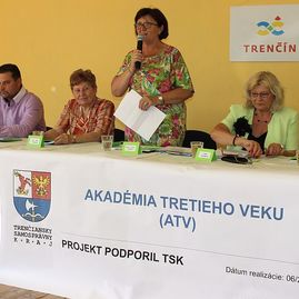 V trenčíne vyznamenali úspešných absolventov akadémie tretieho veku - Akademia tretieho veku Trencin_2015_ukoncenie (2)