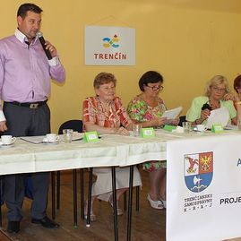 V trenčíne vyznamenali úspešných absolventov akadémie tretieho veku - Akademia tretieho veku Trencin_2015_ukoncenie (4)