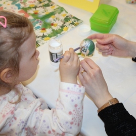 Veľkonočné tradície zamestnali šikovné ruky návštevníkov vlastivedného múzea - IMG_2451 (640x427)