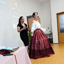 Zväčšiť fotografiu - Vlastivedné múzeum v považskej bystrici otvorilo šatníky uhorskej šľachty - 441496114_10211680531324441_3110771829286355073_n