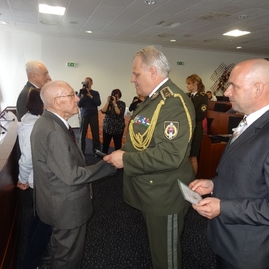 Vojnoví veteráni si prevzali medaily aj čaše s poďakovaním pri príležitosti 70. výročia od ukončenia 2. svetovej vojny - 05