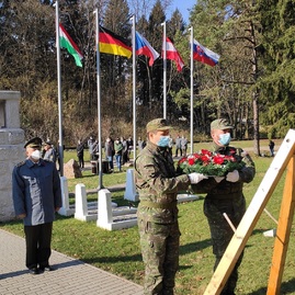 Zväčšiť fotografiu - Vojnový cintorín z 1. svetovej vojny pokryli červené maky - IMG_20211111_111415