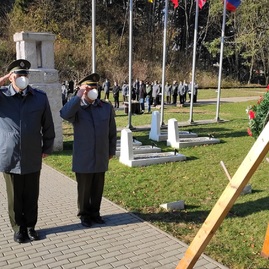 Zväčšiť fotografiu - Vojnový cintorín z 1. svetovej vojny pokryli červené maky - IMG_20211111_111446