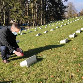 Zväčšiť fotografiu - Vojnový cintorín z 1. svetovej vojny pokryli červené maky - IMG_20211111_113501