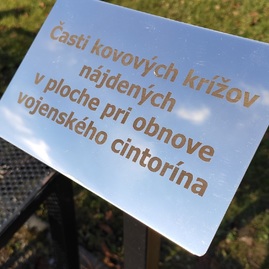 Zväčšiť fotografiu - Vojnový cintorín z 1. svetovej vojny pokryli červené maky - IMG_20211111_110605