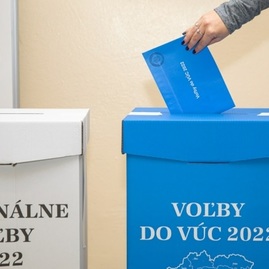 Zväčšiť fotografiu - Volebná účasť vo voľbách do vúc dosiahla 43,74% - urny
