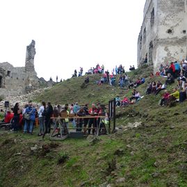 Vstupnú bránu hradu bystrica prekročilo takmer 600 ľudí - P1150113