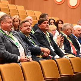 Zväčšiť fotografiu - Výjazdové rokovanie vlády v uhrovci prinieslo do regiónu viac ako 3 mil. eur