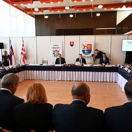 Zväčšiť fotografiu - Výjazdové rokovanie vlády v uhrovci prinieslo do regiónu viac ako 3 mil. eur