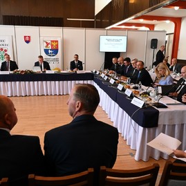 Zväčšiť fotografiu - Výjazdové rokovanie vlády v uhrovci prinieslo do regiónu viac ako 3 mil. eur