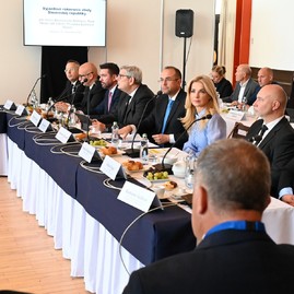Zväčšiť fotografiu - Výjazdové rokovanie vlády v uhrovci prinieslo do regiónu viac ako 3 mil. eur