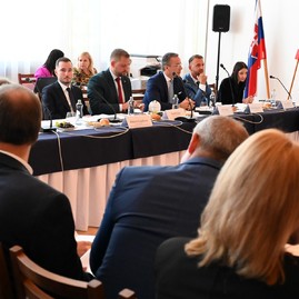 Zväčšiť fotografiu - Výjazdové rokovanie vlády v uhrovci prinieslo do regiónu viac ako 3 mil. eur