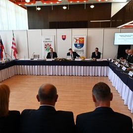 Zväčšiť fotografiu - Výjazdové rokovanie vlády v uhrovci prinieslo do regiónu viac ako 3 mil. eur