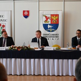 Zväčšiť fotografiu - Výjazdové rokovanie vlády v uhrovci prinieslo do regiónu viac ako 3 mil. eur