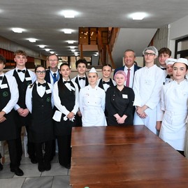 Zväčšiť fotografiu - Výjazdové rokovanie vlády v uhrovci prinieslo do regiónu viac ako 3 mil. eur