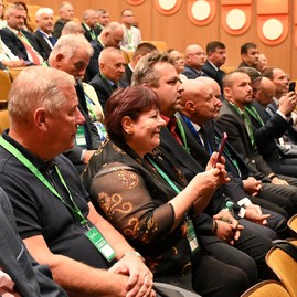 Zväčšiť fotografiu - Výjazdové rokovanie vlády v uhrovci prinieslo do regiónu viac ako 3 mil. eur