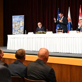 Zväčšiť fotografiu - Výjazdové rokovanie vlády v uhrovci prinieslo do regiónu viac ako 3 mil. eur