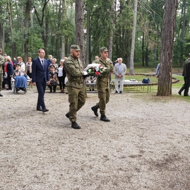Zväčšiť fotografiu - Výročie snp si tradične pripomenuli aj v krajskom meste - IMG_20220905_100448