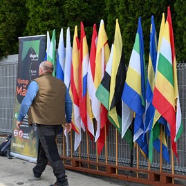 Zväčšiť fotografiu - Výstup na vrchol magury spojil vyše tisícku turistov