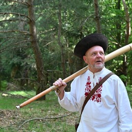 Zväčšiť fotografiu - Výstup na vrchol magury spojil vyše tisícku turistov
