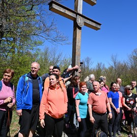 Zväčšiť fotografiu - Výstup na vrchol magury spojil vyše tisícku turistov