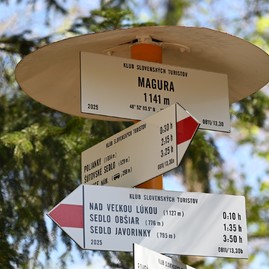 Zväčšiť fotografiu - Výstup na vrchol magury spojil vyše tisícku turistov