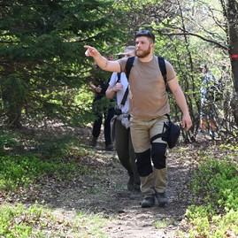 Zväčšiť fotografiu - Výstup na vrchol magury spojil vyše tisícku turistov