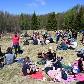 Zväčšiť fotografiu - Výstup na vrchol magury spojil vyše tisícku turistov