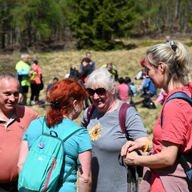 Zväčšiť fotografiu - Výstup na vrchol magury spojil vyše tisícku turistov
