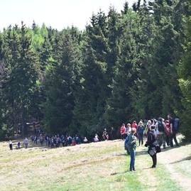 Zväčšiť fotografiu - Výstup na vrchol magury spojil vyše tisícku turistov