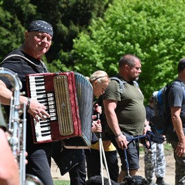 Zväčšiť fotografiu - Výstup na vrchol magury spojil vyše tisícku turistov