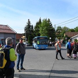 Zväčšiť fotografiu - Výstup na vrchol magury spojil vyše tisícku turistov