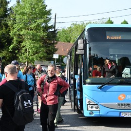 Zväčšiť fotografiu - Výstup na vrchol magury spojil vyše tisícku turistov