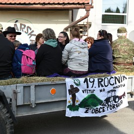 Zväčšiť fotografiu - Výstup na vrchol magury spojil vyše tisícku turistov