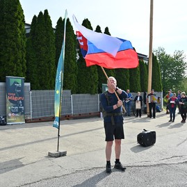 Zväčšiť fotografiu - Výstup na vrchol magury spojil vyše tisícku turistov