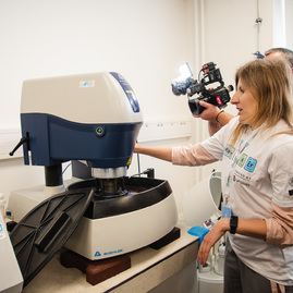 Zväčšiť fotografiu - Z mesta módy mestom skla, v trenčíne otvorili špičkové výskumné centrum - TSK_FunGlass_univerzita_mini (15 of 25)