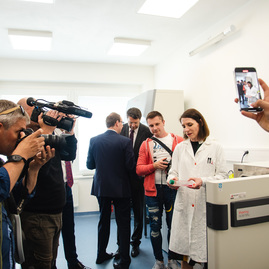 Zväčšiť fotografiu - Z mesta módy mestom skla, v trenčíne otvorili špičkové výskumné centrum - TSK_FunGlass_univerzita_mini (17 of 25)