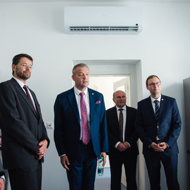 Zväčšiť fotografiu - Z mesta módy mestom skla, v trenčíne otvorili špičkové výskumné centrum - TSK_FunGlass_univerzita_mini (22 of 25)