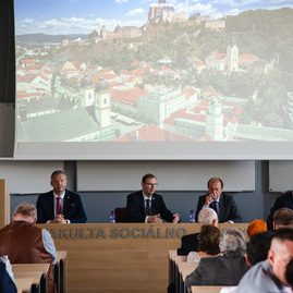 Zväčšiť fotografiu - Z mesta módy mestom skla, v trenčíne otvorili špičkové výskumné centrum - TSK_FunGlass_univerzita_mini (3 of 25)
